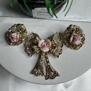 Vintage 1928 Gold-tone Pink Porcelain Rose Mini Pearl Bow Brooch & Earrings